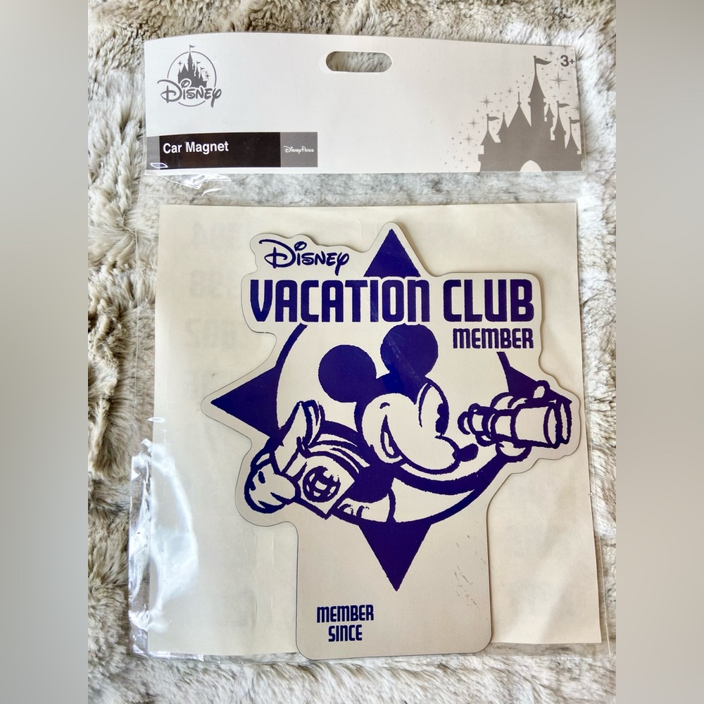 NWT *Discontinued* Disney Parks Disney Vacation Club DVC Member Year Car Magnet - Picture 2 of 3